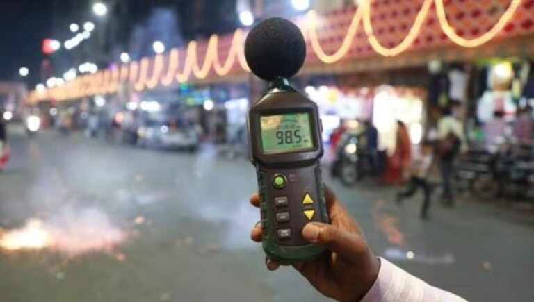 policia midiendo niveles de ruido urbano
