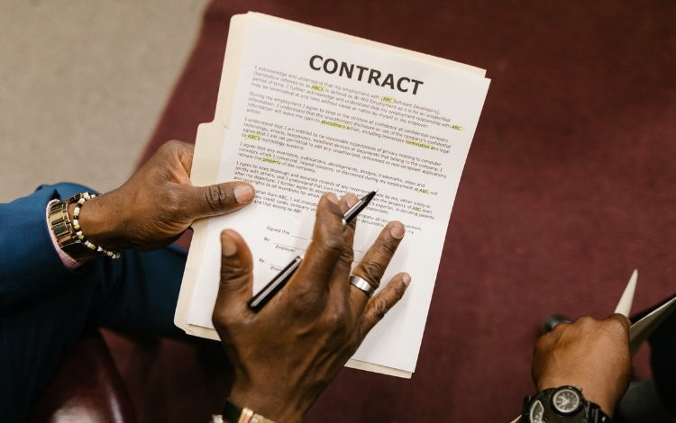 Cuánto tiempo sigue vigente la obra social tras un despido en Argentina 7 reloj y contrato laboral en mano