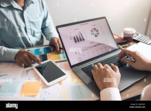 reunion de socios discutiendo finanzas empresa