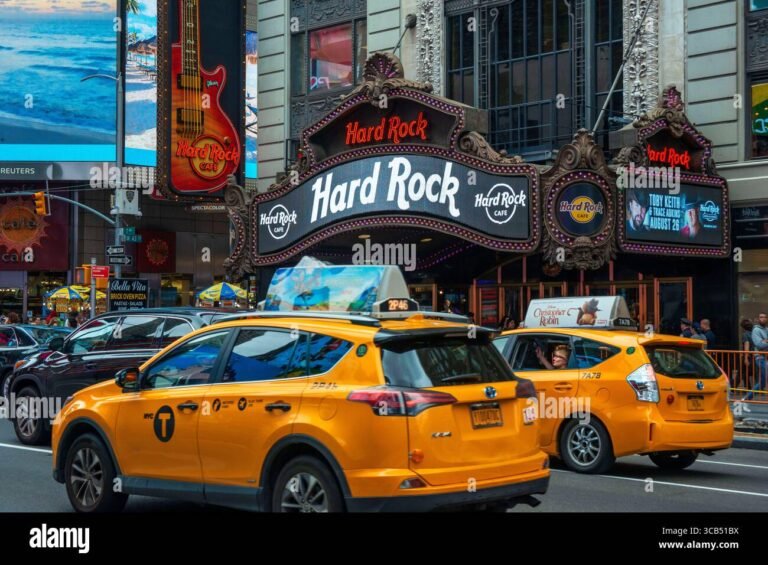 Cómo Contactar Un Radio Taxi En Valeria Del Mar De Forma Segura 33 taxi amarillo esperando en parada nocturna