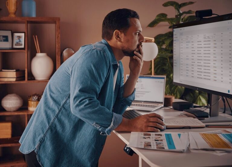 tecnico reparando computadora hp argentina