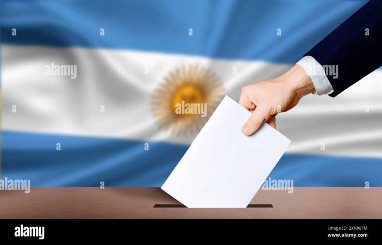 urna electoral con boletas y bandera argentina